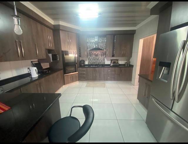 5 BEDROOM HOUSE FOR SALE IN AERORAND